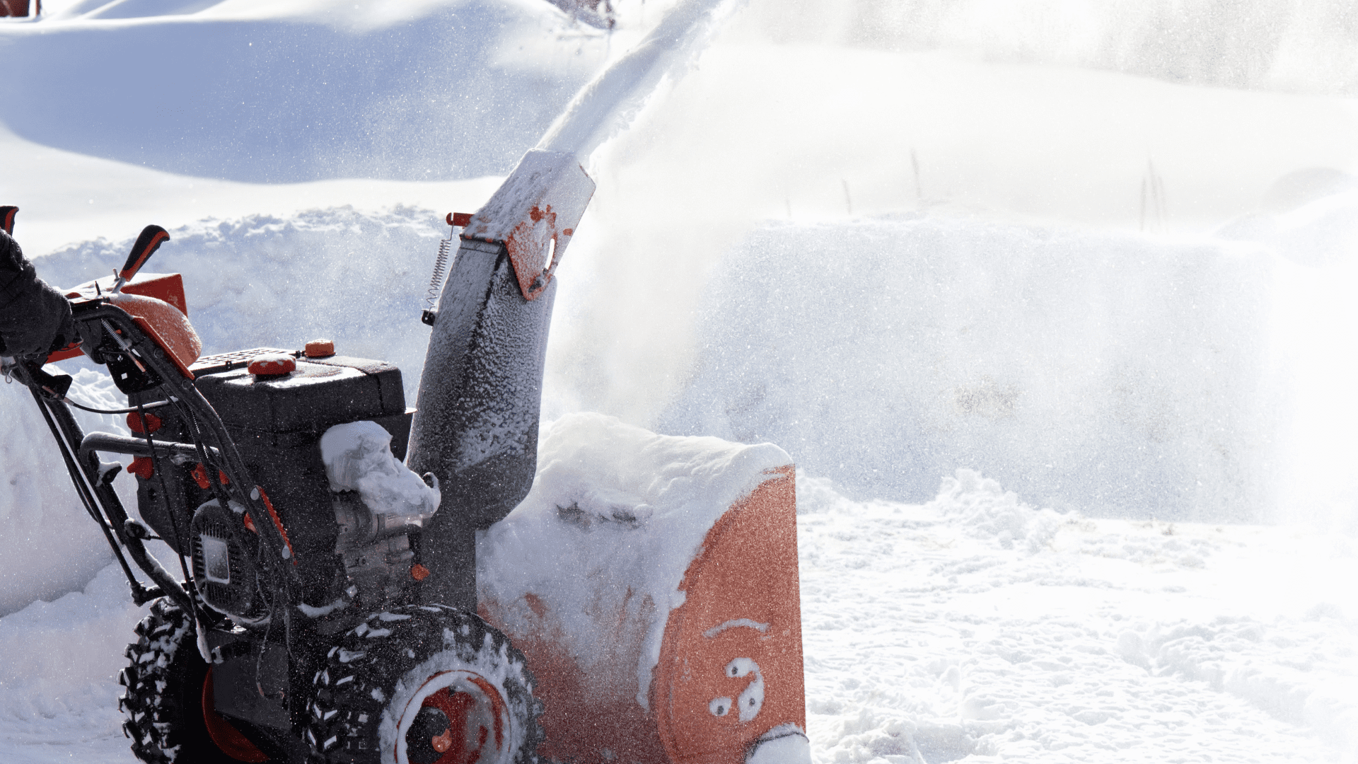 Schneefräse im Einsatz bei Winterdienst auf Gehweg