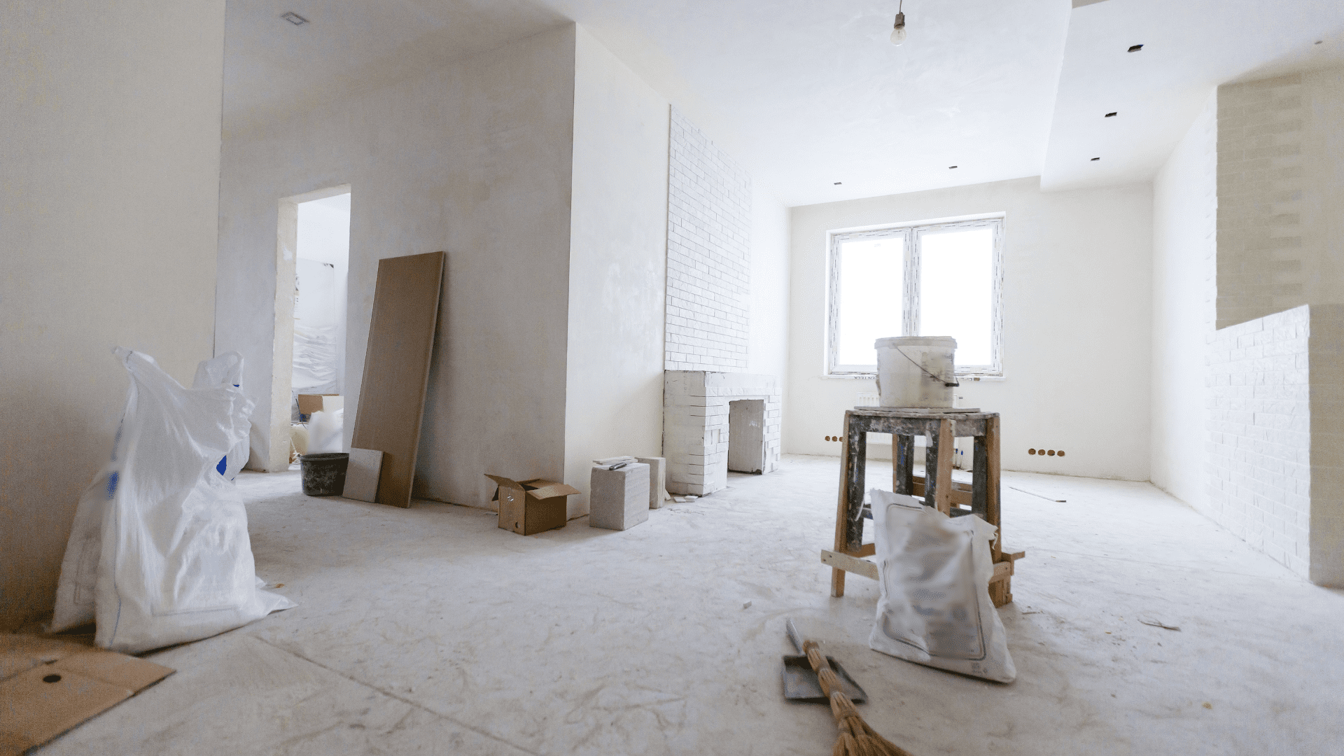 Leerer Raum nach Bauarbeiten mit Werkzeugen und Verpackungen